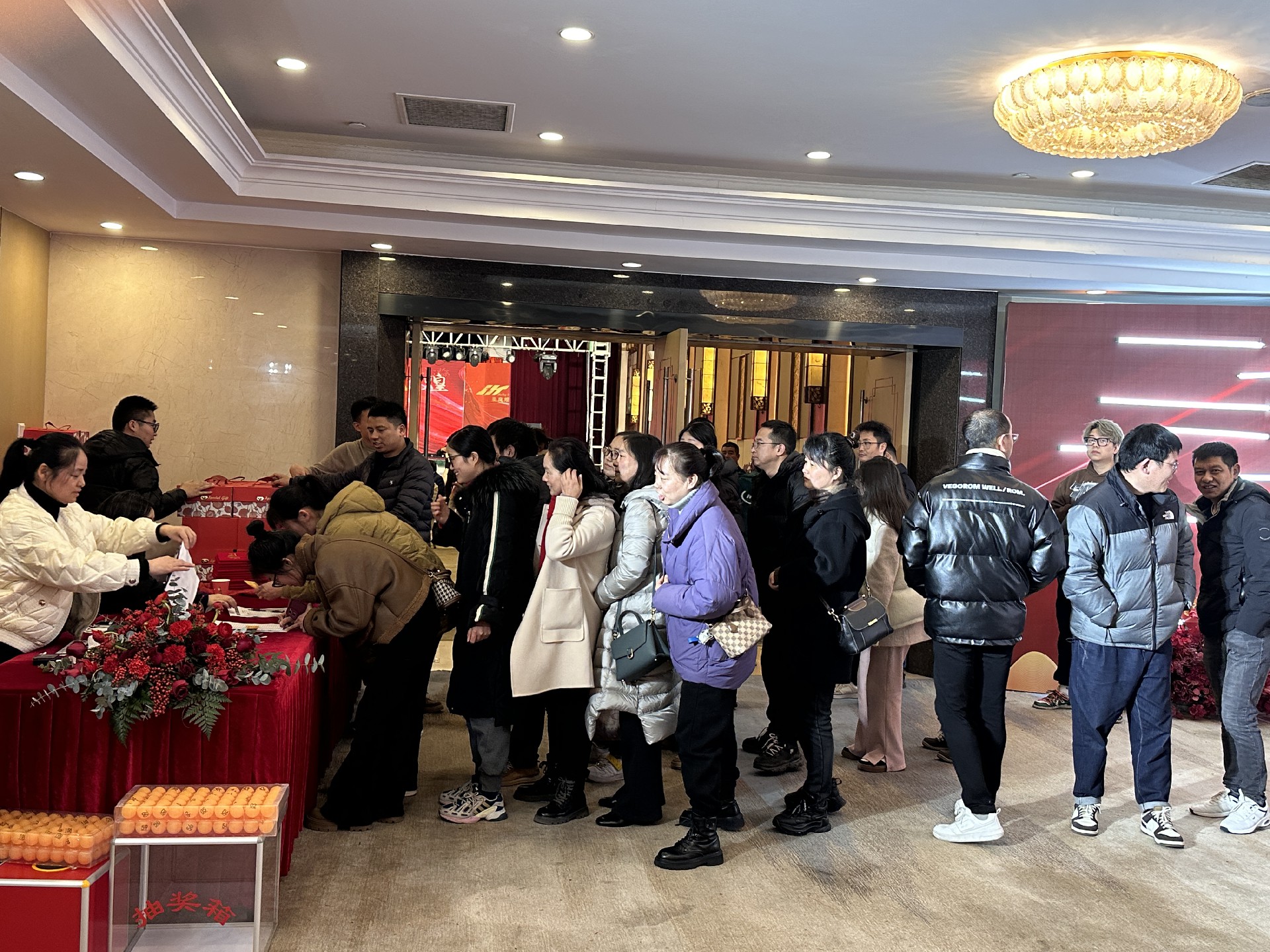 大批員工簽到領伴手禮.jpg
